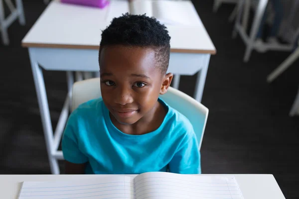 教室の机に座っているアフリカ系アメリカ人の小学生の肖像画 変化のない教育子供時代学習学校の概念 — ストック写真