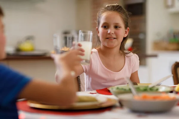 白人の女の子がテーブルに座り汁を持っている 質の高いライフスタイルの家族で — ストック写真