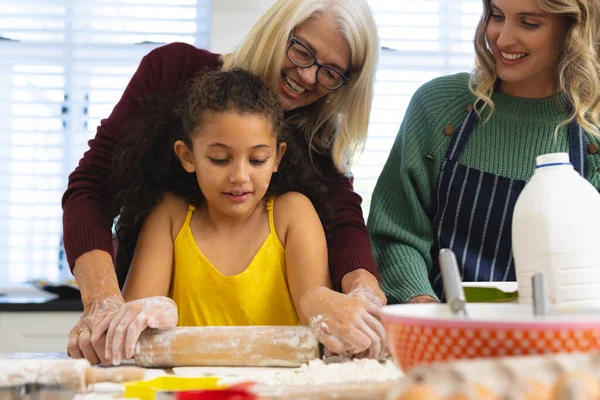 Mehrgenerationenfamilie Knetet Teig Mit Nudelholz Auf Dem Tisch Der Küche — Stockfoto