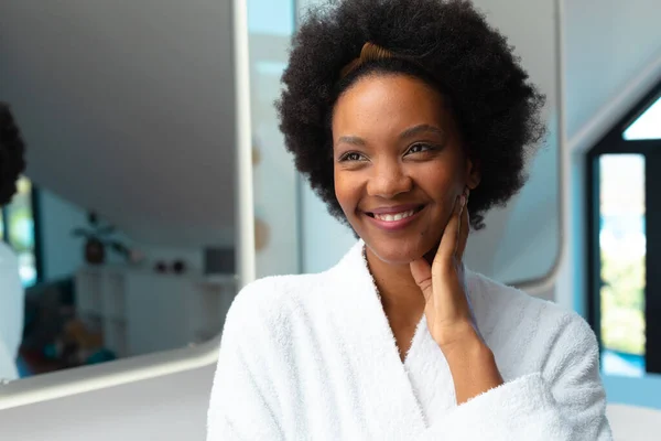 Glimlachende Jonge Afrikaans Amerikaanse Afro Vrouw Die Wegkijkt Terwijl Badjas — Stockfoto