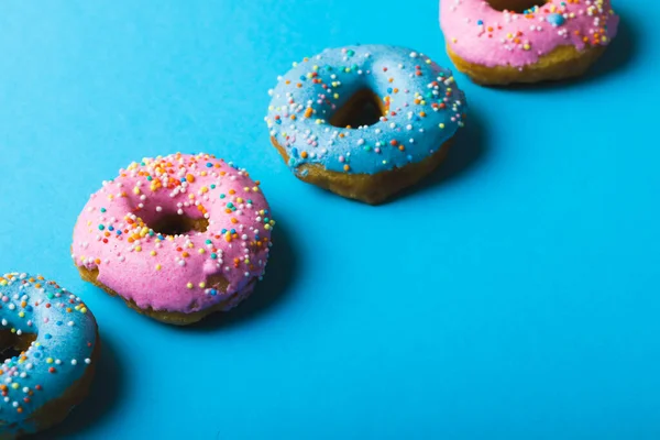 Mavi Arkaplanda Fotokopi Alanına Göre Sıralanmış Taze Donutların Olduğu Yüksek — Stok fotoğraf