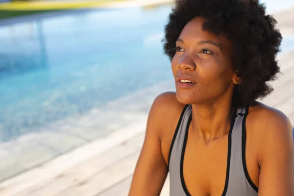 Afroafrikanisch Amerikanische Junge Frau Schaut Weg Während Sie Pool Trainiert — Stockfoto