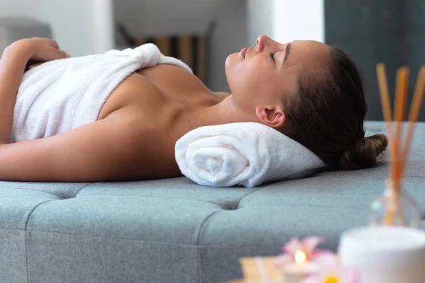 Jeune Femme Caucasienne Peignoir Relaxant Sur Table Massage Concept Spa — Photo