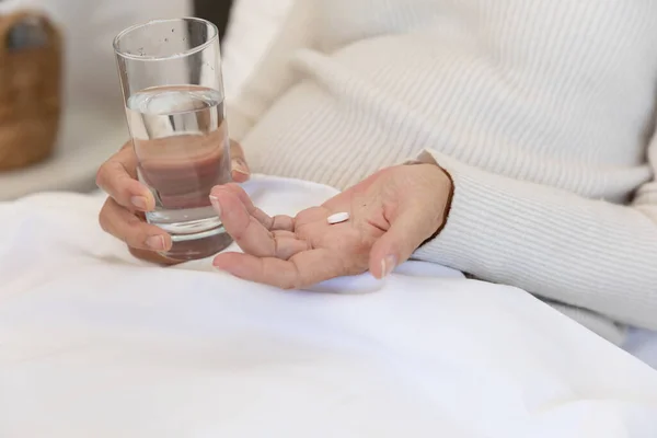 高加索老年妇女的中间部分 她躺在床上 手里拿着一杯水和药丸 医疗和退休老年人生活方式概念 — 图库照片