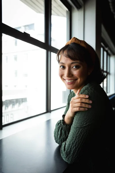 Retrato Joven Mujer Negocios Asiática Sonriente Por Ventana Oficina Creativa — Foto de Stock