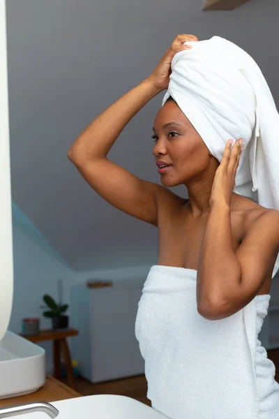 Afro Amerikalı Genç Bir Kadın Beyaz Havlusunu Evinde Banyoda Düzeltiyor — Stok fotoğraf