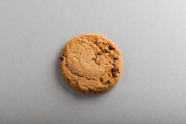 コピースペースを持つ灰色の背景にクッキーのオーバーヘッドビュー 変化のない食べ物静物スタジオでの撮影 — ストック写真