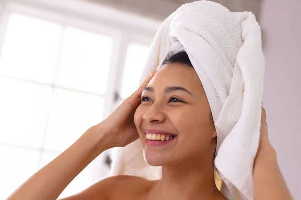 Mujer Birracial Feliz Con Toalla Cabeza Sonriendo Baño Con Espacio —  Fotos de Stock
