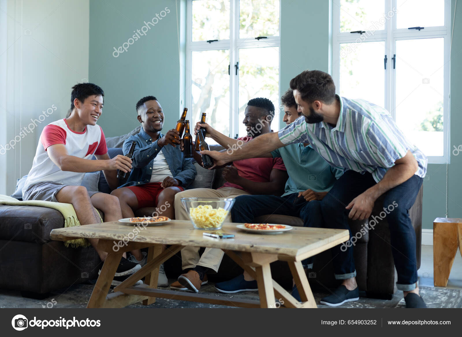 Alegre Multirracial Amigos Sexo Masculino Brindar Garrafas Cerveja Enquanto  Relaxa — Foto © Wavebreakmedia #654903252