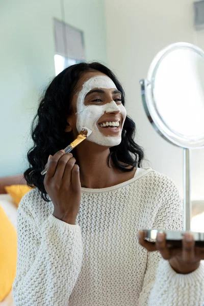 Gülümseyen Melez Genç Bir Kadın Aynaya Bakarken Yüzüne Fırçayla Güzellik — Stok fotoğraf