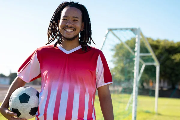Jugador Masculino Birracial Sonriente Con Rastas Que Usan Jersey Rojo — Foto de Stock