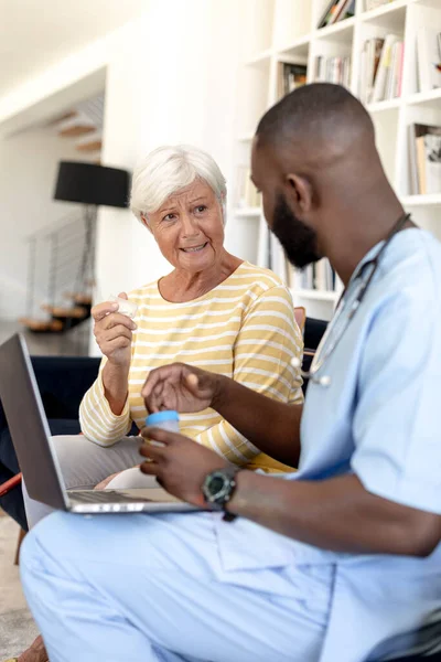 Mężczyzna Pracownik Służby Zdrowia Tabletką Cyfrową Omawia Starszą Kobietą Rasy — Zdjęcie stockowe
