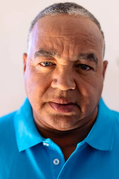 Närbild Porträtt Biracial Senior Man Med Grå Ögon Mot Vägg — Stockfoto
