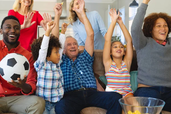 Mehrgenerationenfamilie Mit Erhobenen Armen Die Den Sieg Feiert Während Sie — Stockfoto
