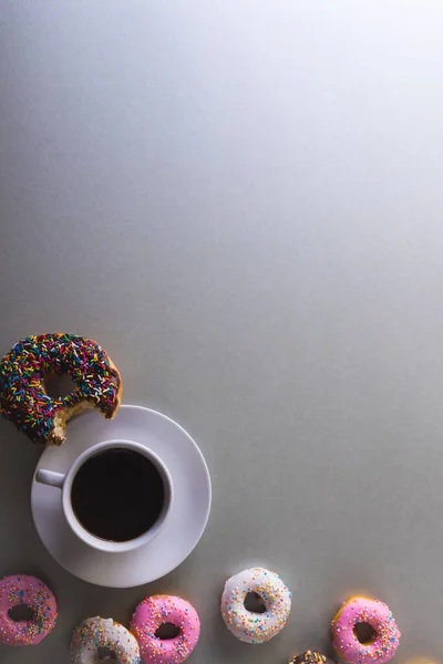 Непосредственно Над Просмотром Свежий Черный Кофе Чашке Среди Пончиков Путем — стоковое фото