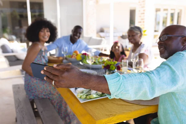 Hombre Sénior Multiracial Tomando Selfie Sobre Teléfono Inteligente Con Familia — Foto de Stock
