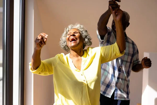 在养老院里 非裔美国老人和快乐的女人靠着墙跳舞 辅助生活和退休 — 图库照片