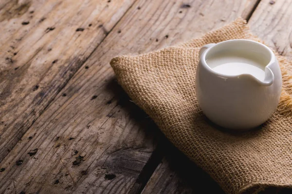 Mjölk Kanna Med Burlap Träbord Kopiera Utrymme Oförändrat Mat Dryck — Stockfoto