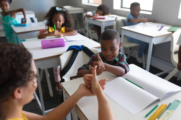 Sınıfta Mutlu Afrikalı Amerikalı Bir Çocuğa Işaret Dili Öğreten Beyaz — Stok fotoğraf