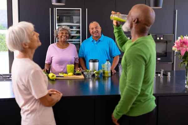 Lächelnde Multiethnische Senioren Schauen Einen Afroamerikaner Der Der Küche Smoothie — Stockfoto