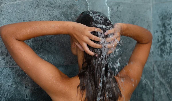 Achteraanzicht Van Een Blanke Jonge Vrouw Die Thuis Doucht Badkamer — Stockfoto