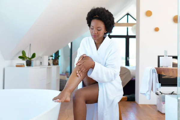 アフリカの若いアフリカ系アメリカ人女性が自宅の浴室で足を愛撫し スペースをコピーします 変更されていない リラクゼーション 甘やかす デトックス ボディケアと健康の概念 — ストック写真