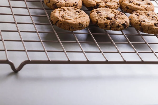 Close Fresh Cookies Cooling Rack Table Copy Space Unaltered Food — Stock Photo, Image