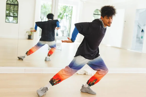 Obraz Dwurasowego Samca Hip Hopowca Ćwiczącego Studio Tańca Koncepcja Tańca — Zdjęcie stockowe