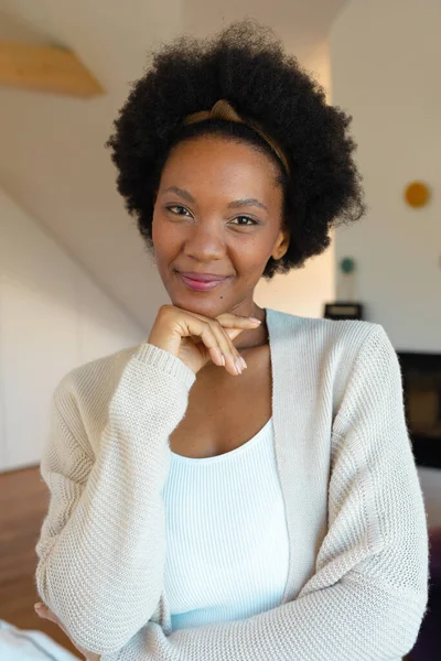 Портрет Упевненої Усмішки Юної Афро Американки Жінки Америки Вдома Незмінний — стокове фото