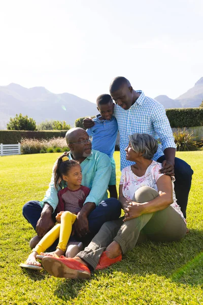 Die Multiethnische Mehrgenerationenfamilie Unterhält Sich Während Sie Ihre Freizeit Auf — Stockfoto