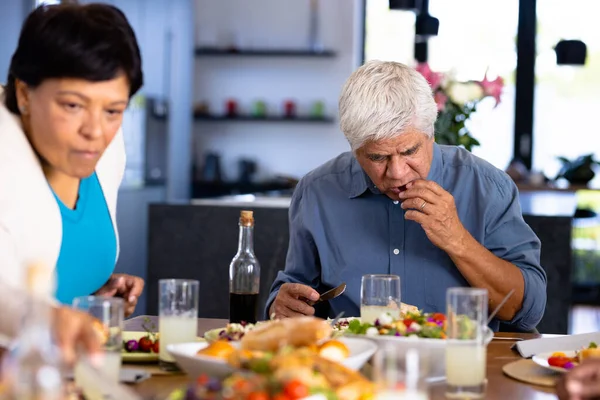 Dwurasowy Starszy Mężczyzna Kobieta Jedzą Jedzenie Siedząc Przy Stole Domu — Zdjęcie stockowe