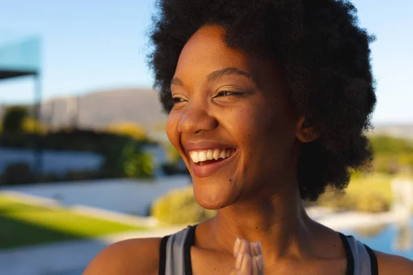 年轻快乐的非洲裔美国黑人女子在后院锻炼时的特写 健康的生活方式 健身和积极的生活方式概念 — 图库照片