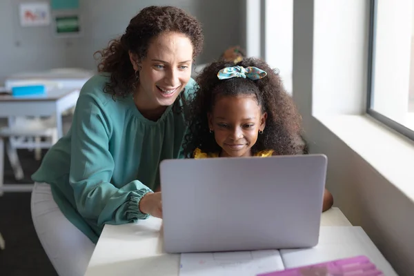 Smiling Caucasian Young Female Teacher Teaching Laptop African American Elementary — Stock Photo, Image