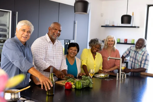 Портрет Щасливих Багаторасових Старших Друзів Які Роблять Обід Кухонному Острові — стокове фото