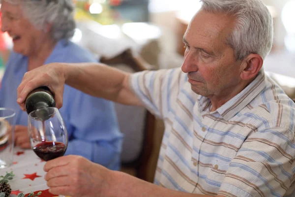Kıdemli Beyaz Adam Masada Oturuyor Bardağa Şarap Dolduruyor Kaliteli Bir — Stok fotoğraf