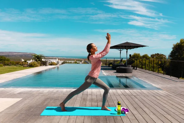 Beyaz Bir Kadın Yoga Yapıyor Havuz Kenarında Meditasyon Yapıyor Fitness — Stok fotoğraf