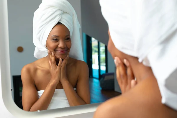 Jovem Afro Americana Envolta Toalha Olhando Para Rosto Espelho Casa — Fotografia de Stock
