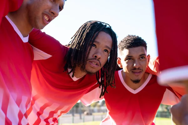Multiraciale Mannelijke Voetbal Atleten Luisteren Vergadering Tijdens Het Knuffelen Speelplaats — Stockfoto