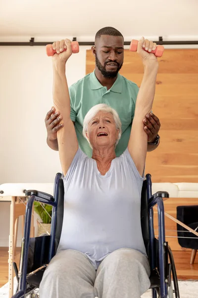 Fisioterapeuta Afro Americano Ajudando Mulher Caucasiana Idosa Fazer Exercícios Com — Fotografia de Stock