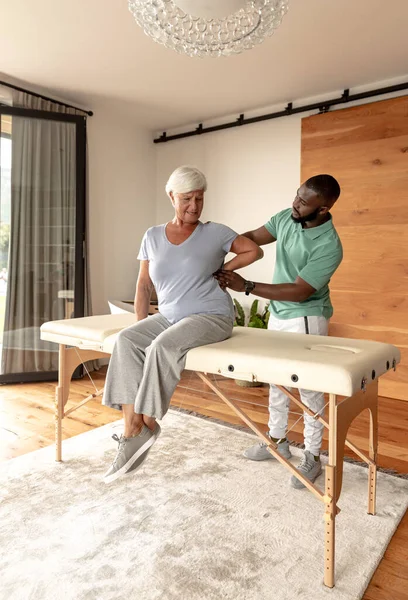 Afrikanische Amerikanische Männliche Physiotherapeutin Die Einer Kaukasischen Seniorin Hause Eine — Stockfoto