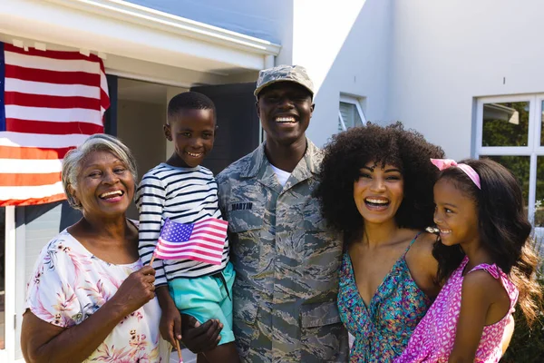 Retrato Soldado Del Ejército Multirracial Feliz Ropa Camuflaje Con Familia — Foto de Stock