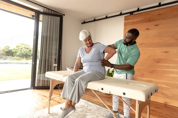 Afrikanische Amerikanische Männliche Physiotherapeutin Die Einer Kaukasischen Seniorin Hause Eine — Stockfoto