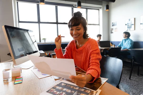 Sonriente Creativa Mujer Negocios Asiática Con Fotografía Escritorio Computadora Oficina — Foto de Stock