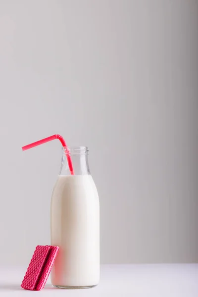 白い背景にワッフルでわらでミルクボトル コピースペース 変更されていない 食べ物 飲み物 スタジオで撮影された健康的な食品コンセプト — ストック写真