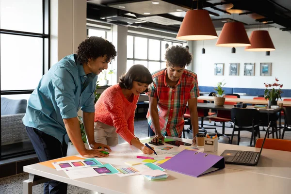 다수의 전문가들 사무실에서 만나기 전략을 계획한다 변경되지 팀워크 창의적 다양성 — 스톡 사진