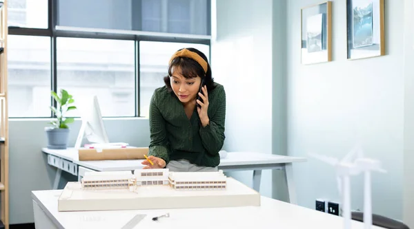 Ofiste Mimari Modelleri Incelerken Akıllı Telefondan Konuşan Asyalı Genç Bir — Stok fotoğraf