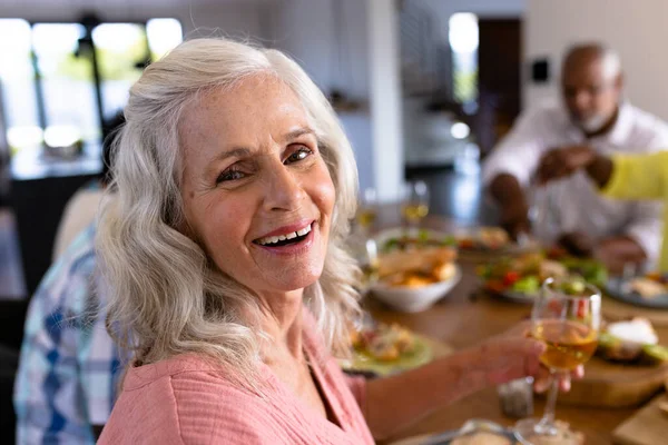 Ritratto Donna Anziana Multirazziale Che Gode Vino Mentre Pranza Con — Foto Stock