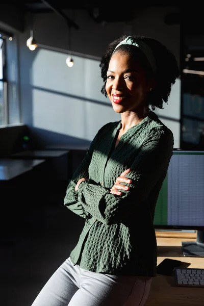Πορτρέτο Της Χαμογελαστής Αφροαμερικανής Νεαρής Επιχειρηματία Που Κάθεται Σταυρωμένα Χέρια — Φωτογραφία Αρχείου