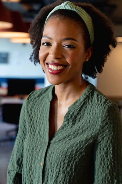 Portrét Usmívající Mladé Africké Podnikatelky Kreativní Kanceláři Nezměněný Kreativní Byznys — Stock fotografie