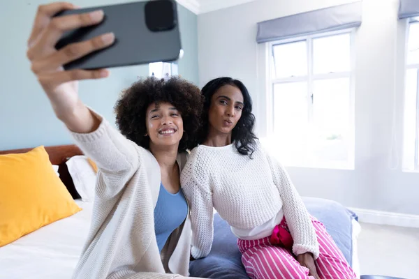 Sorridente Giovane Donna Biraciale Con Capelli Afro Prendendo Selfie Con — Foto Stock
